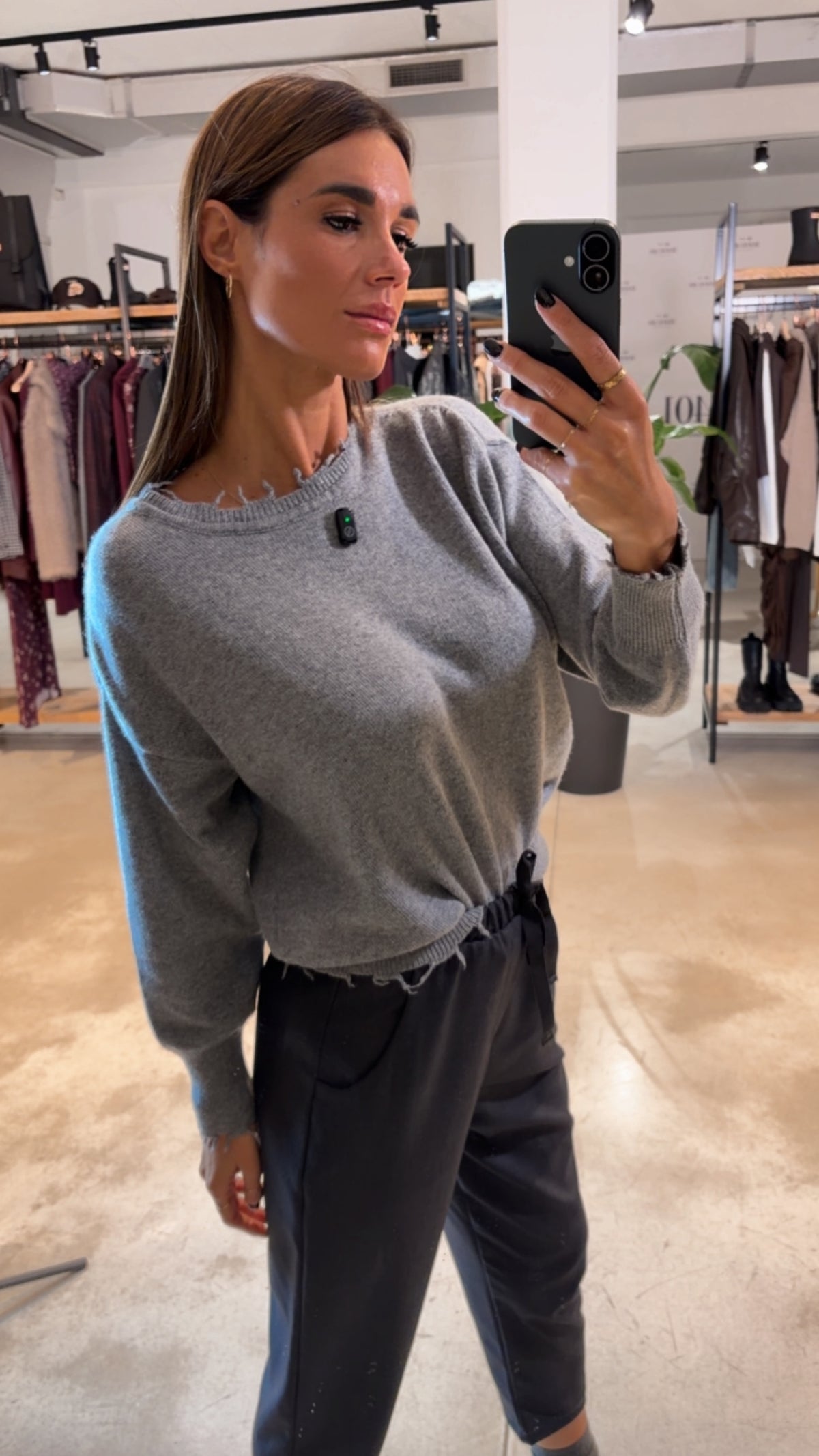 Pull girocollo con rotture