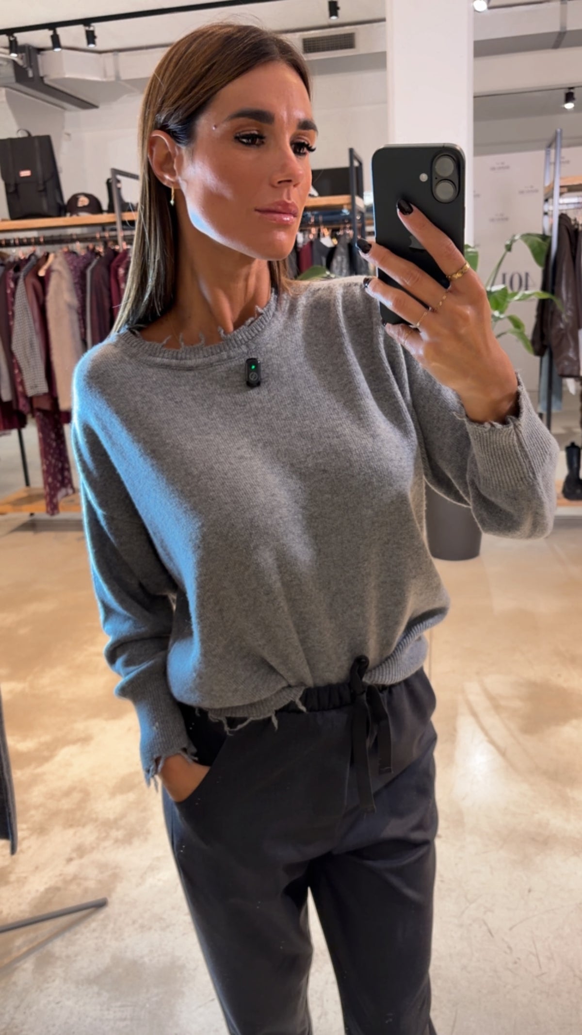 Pull girocollo con rotture