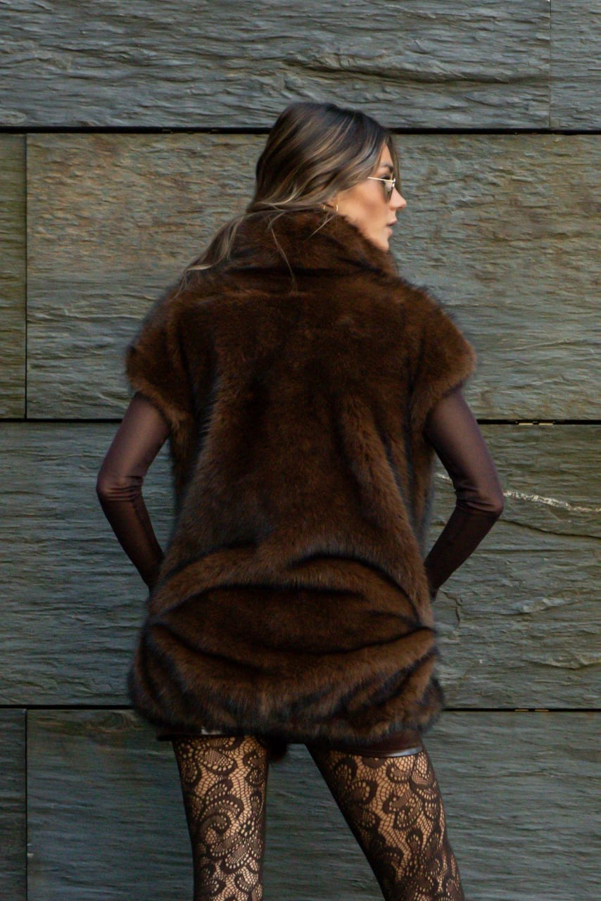 Gilet smanicato in ecopelliccia marrone