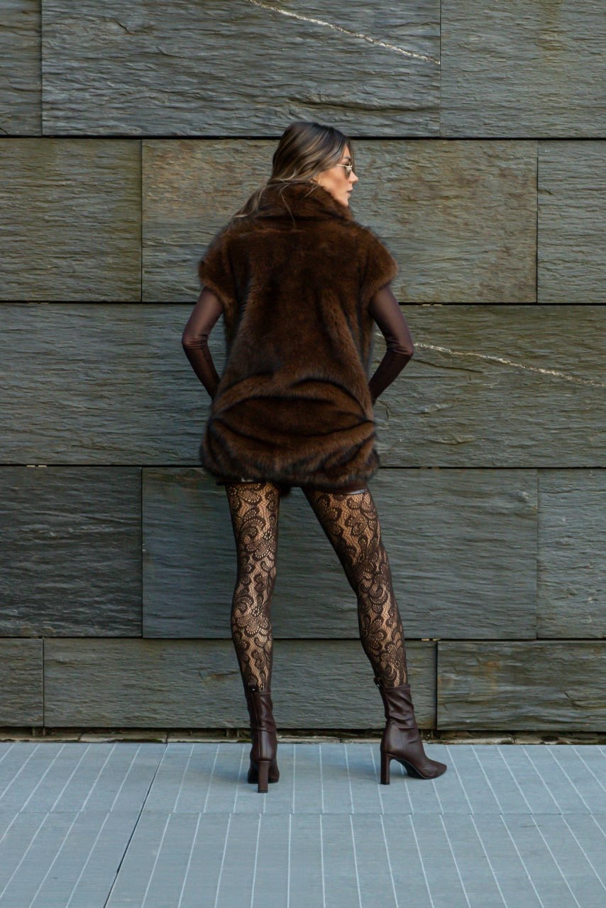 Gilet smanicato in ecopelliccia marrone