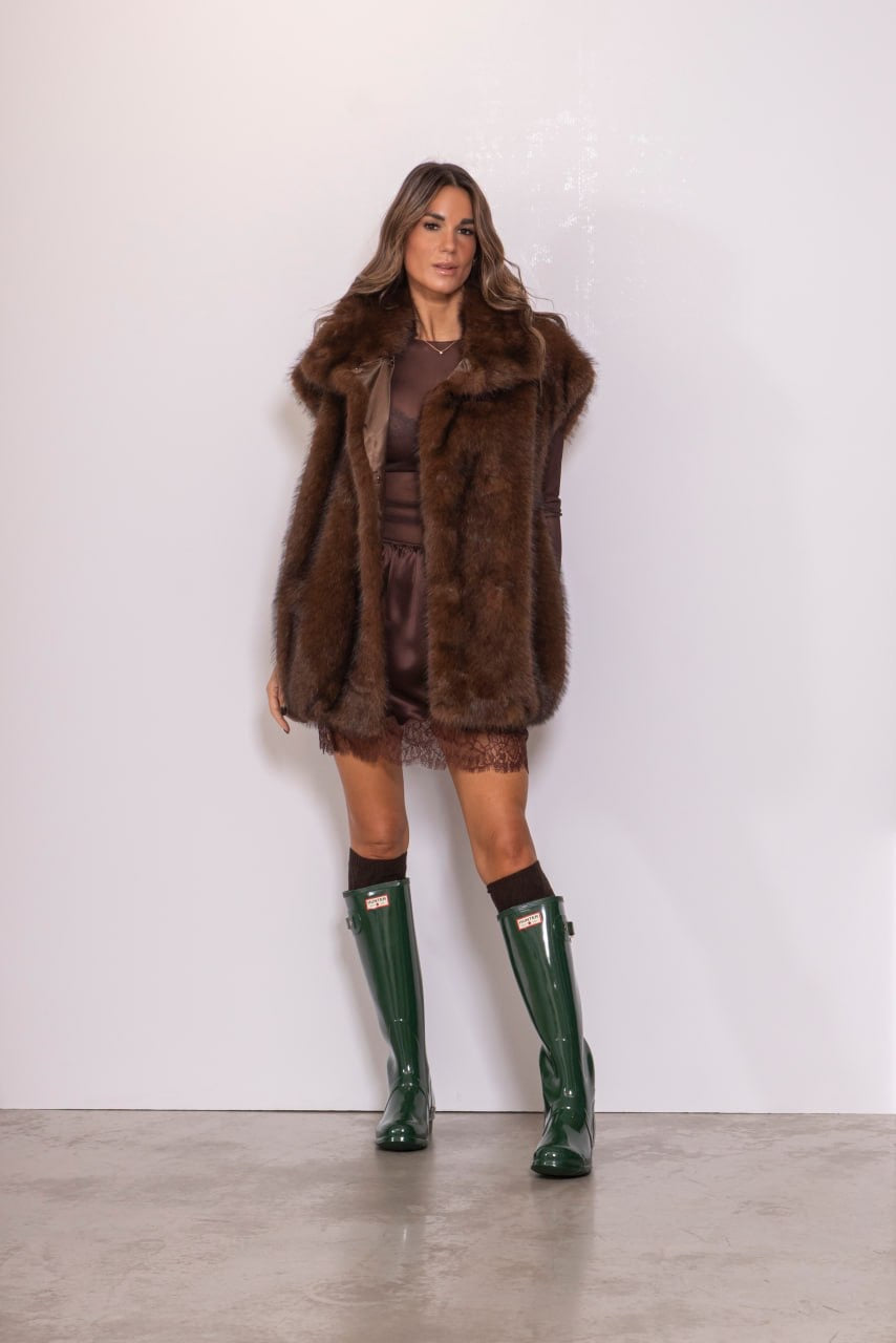 Gilet smanicato in ecopelliccia marrone
