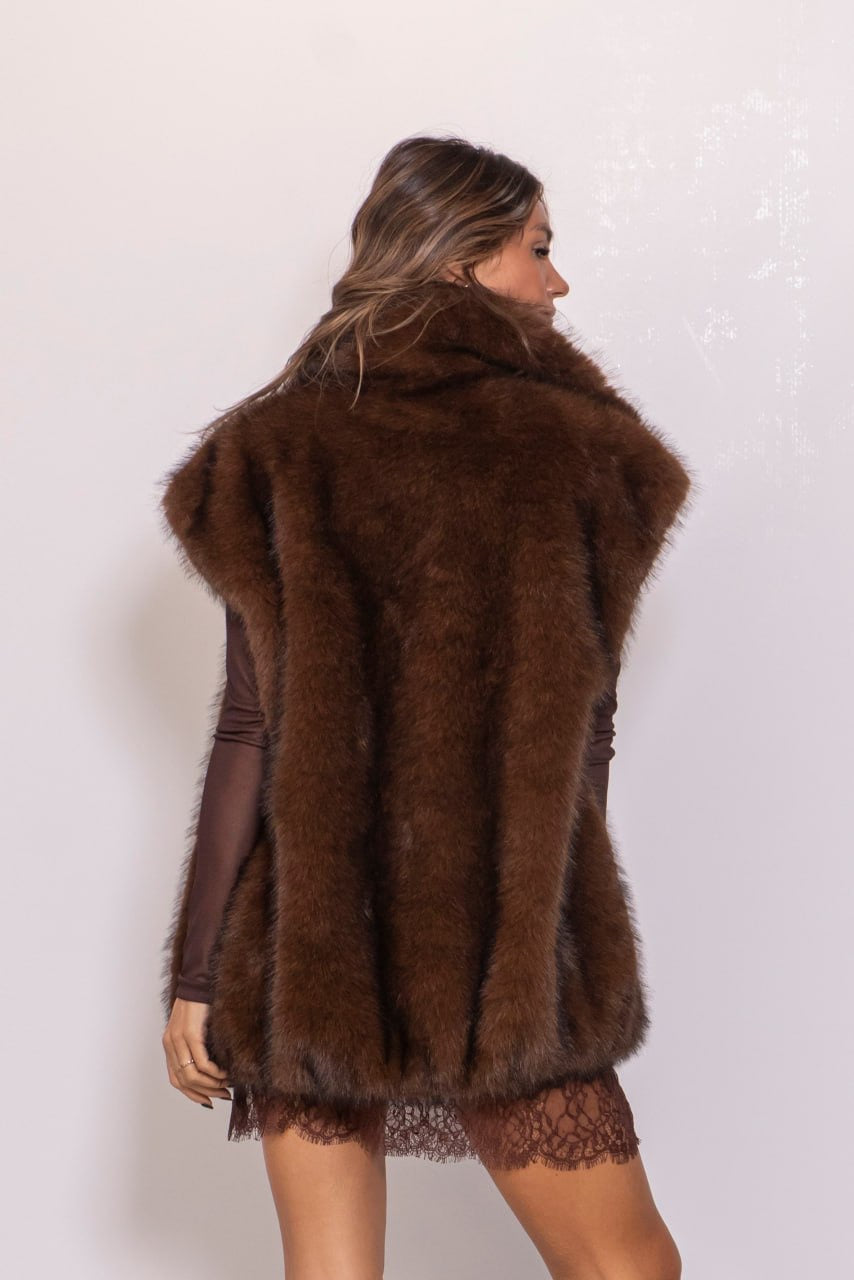 Gilet smanicato in ecopelliccia marrone