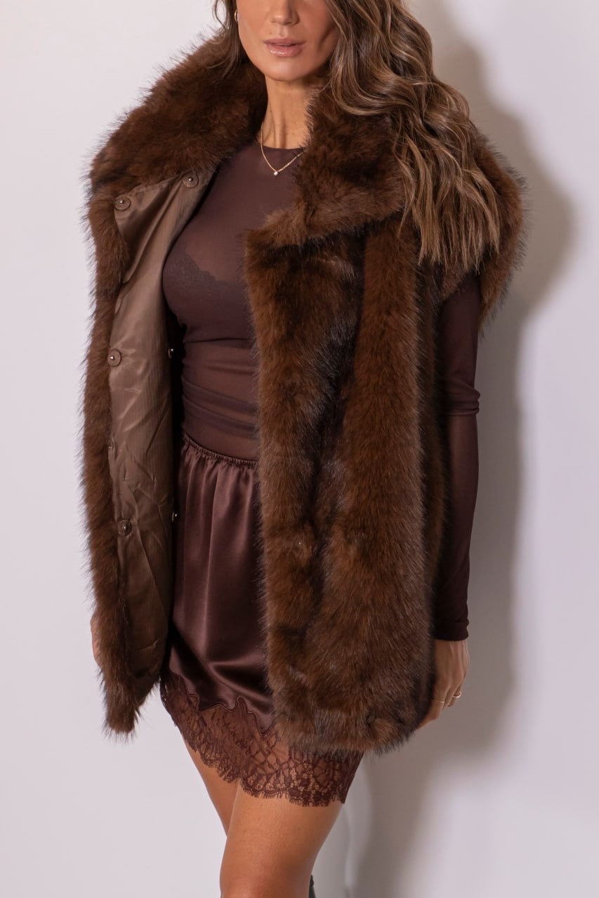 Gilet smanicato in ecopelliccia marrone