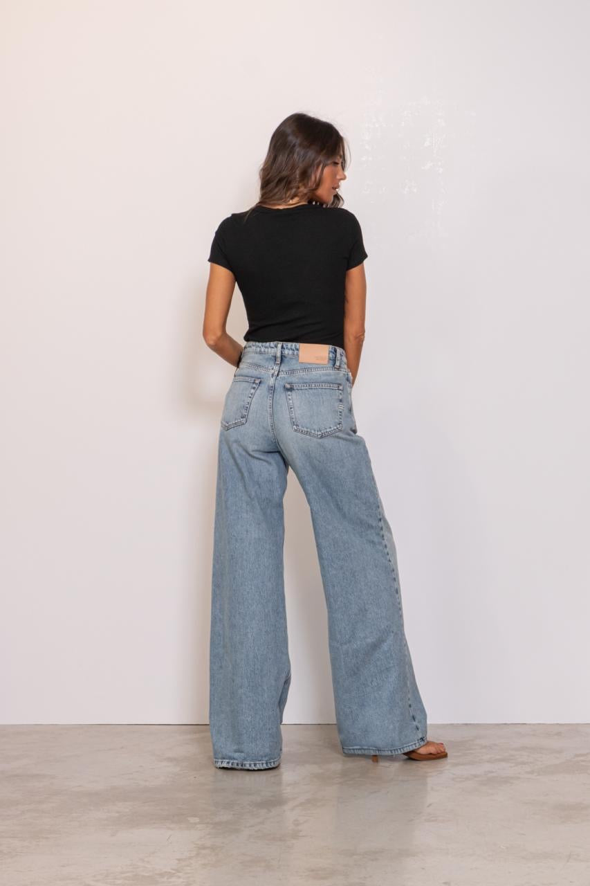 T-shirt Scollo V Con Bottoncini A Maniche Corte A Costine