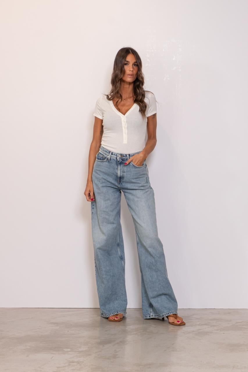 T-shirt Scollo V Con Bottoncini A Maniche Corte A Costine