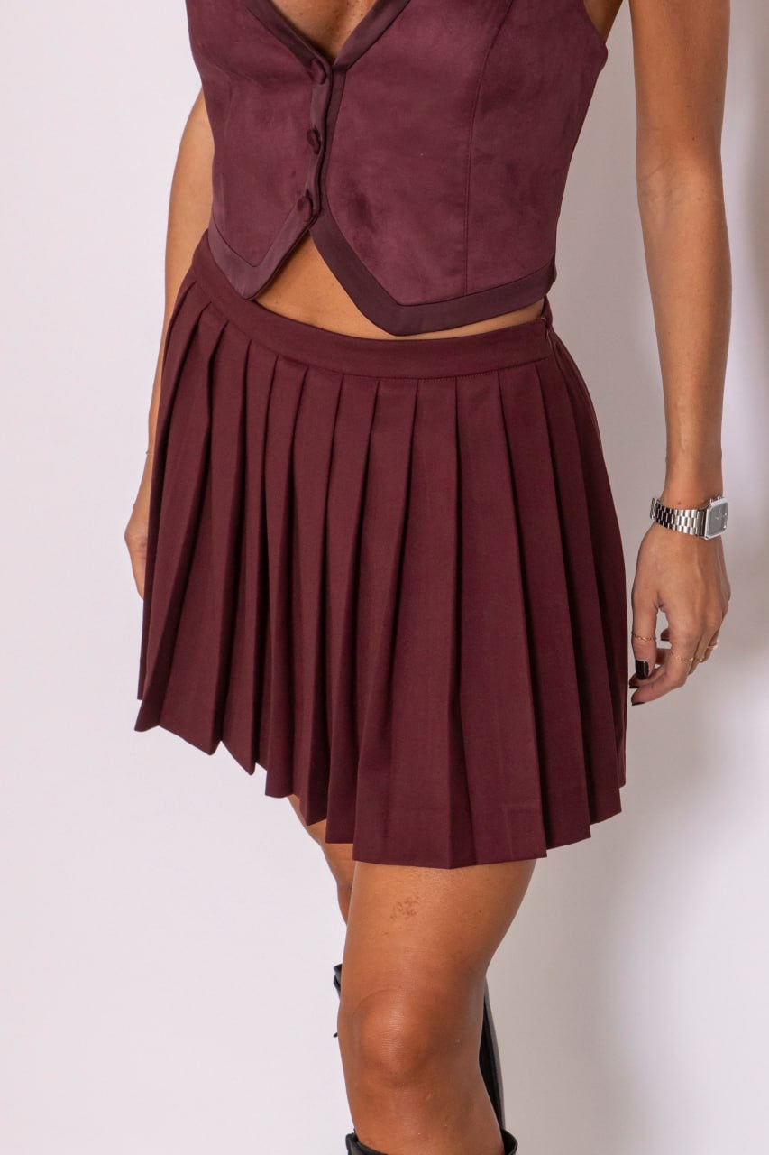 Panciotto in suede con orlo satin bordeaux