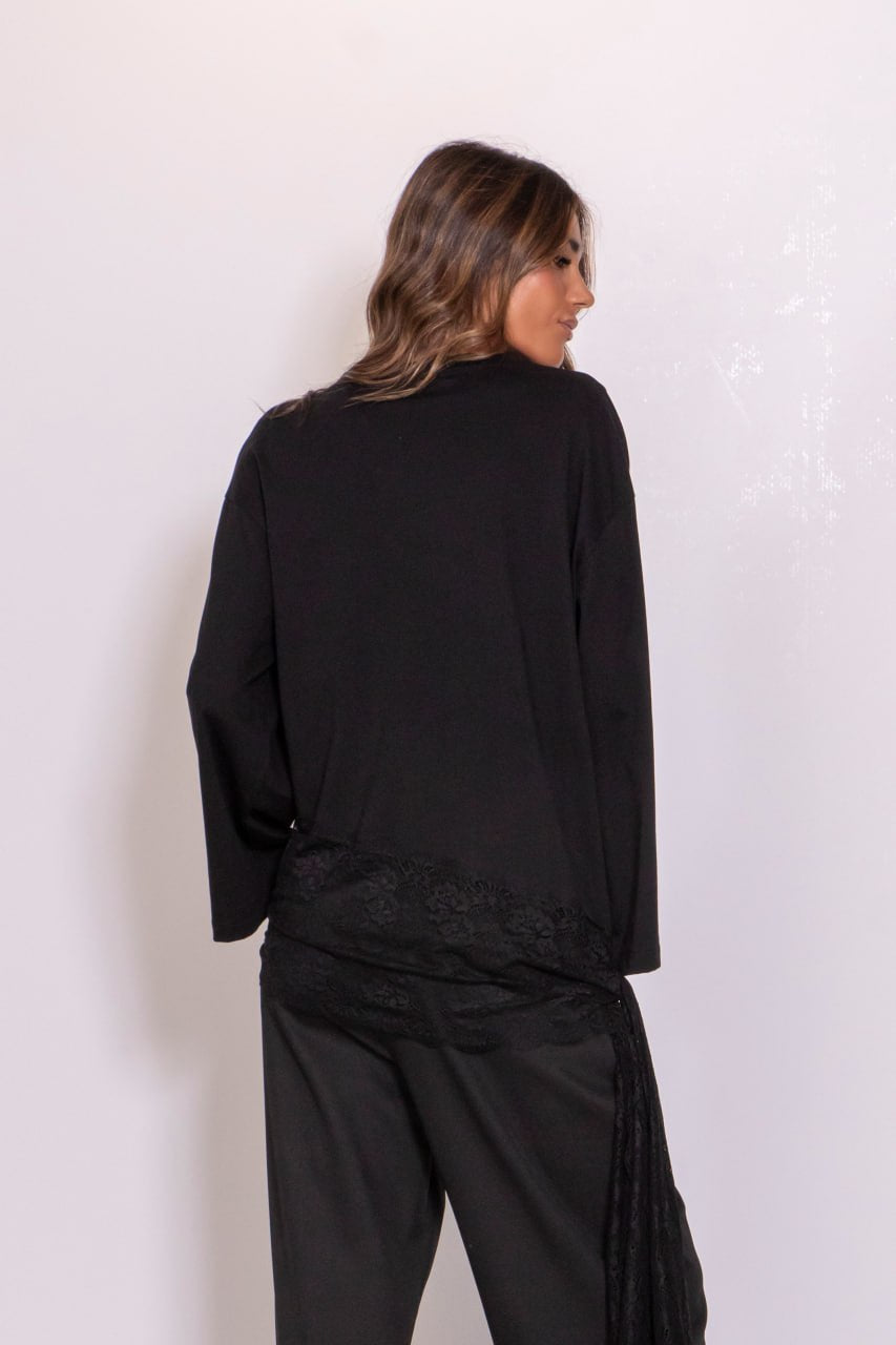 T-shirt con orlo in pizzo e nodo laterale