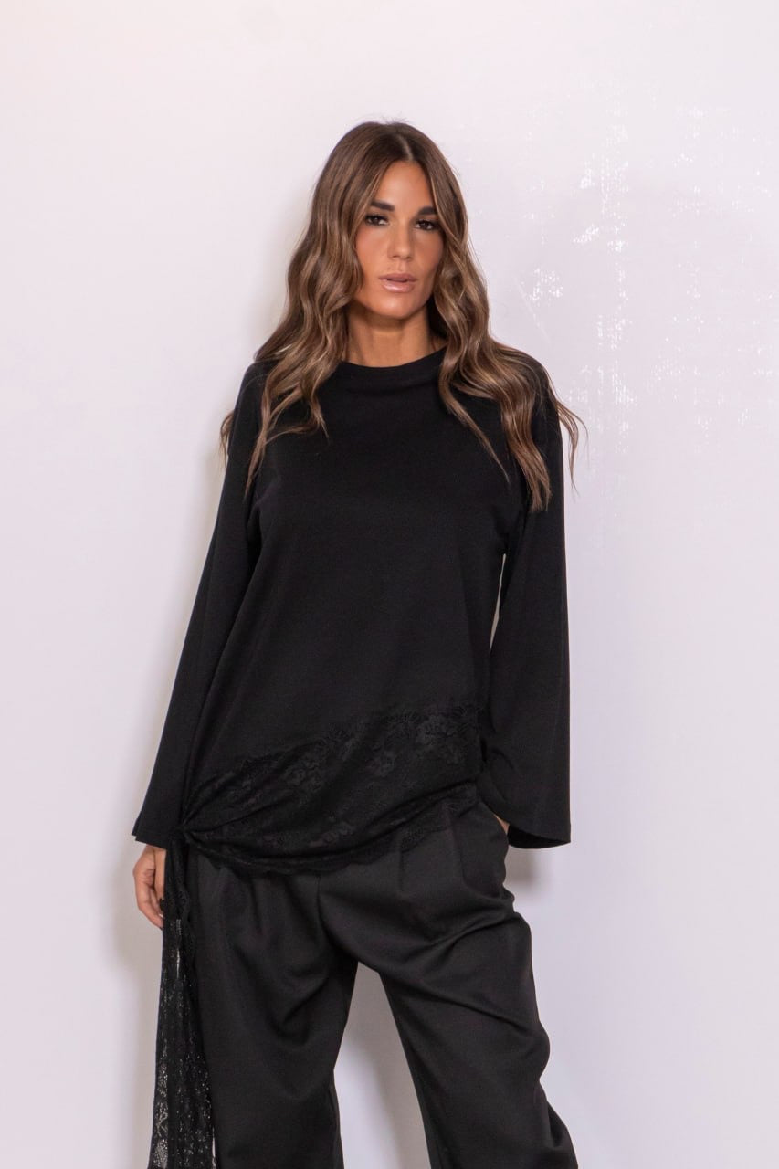 T-shirt con orlo in pizzo e nodo laterale