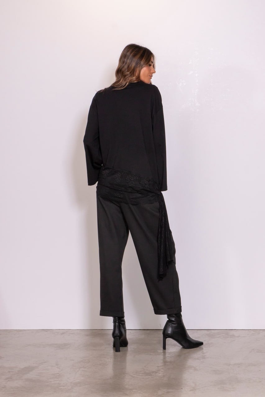 T-shirt con orlo in pizzo e nodo laterale