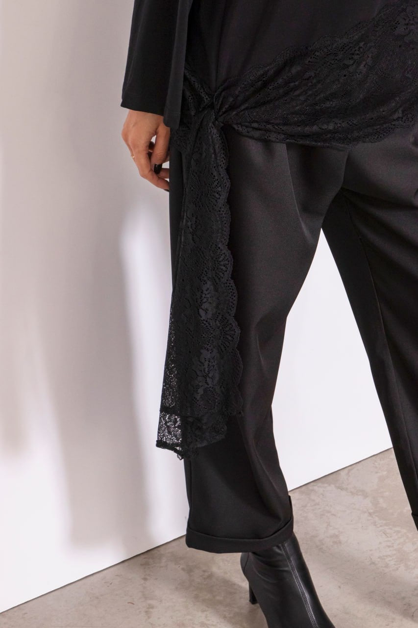 T-shirt con orlo in pizzo e nodo laterale