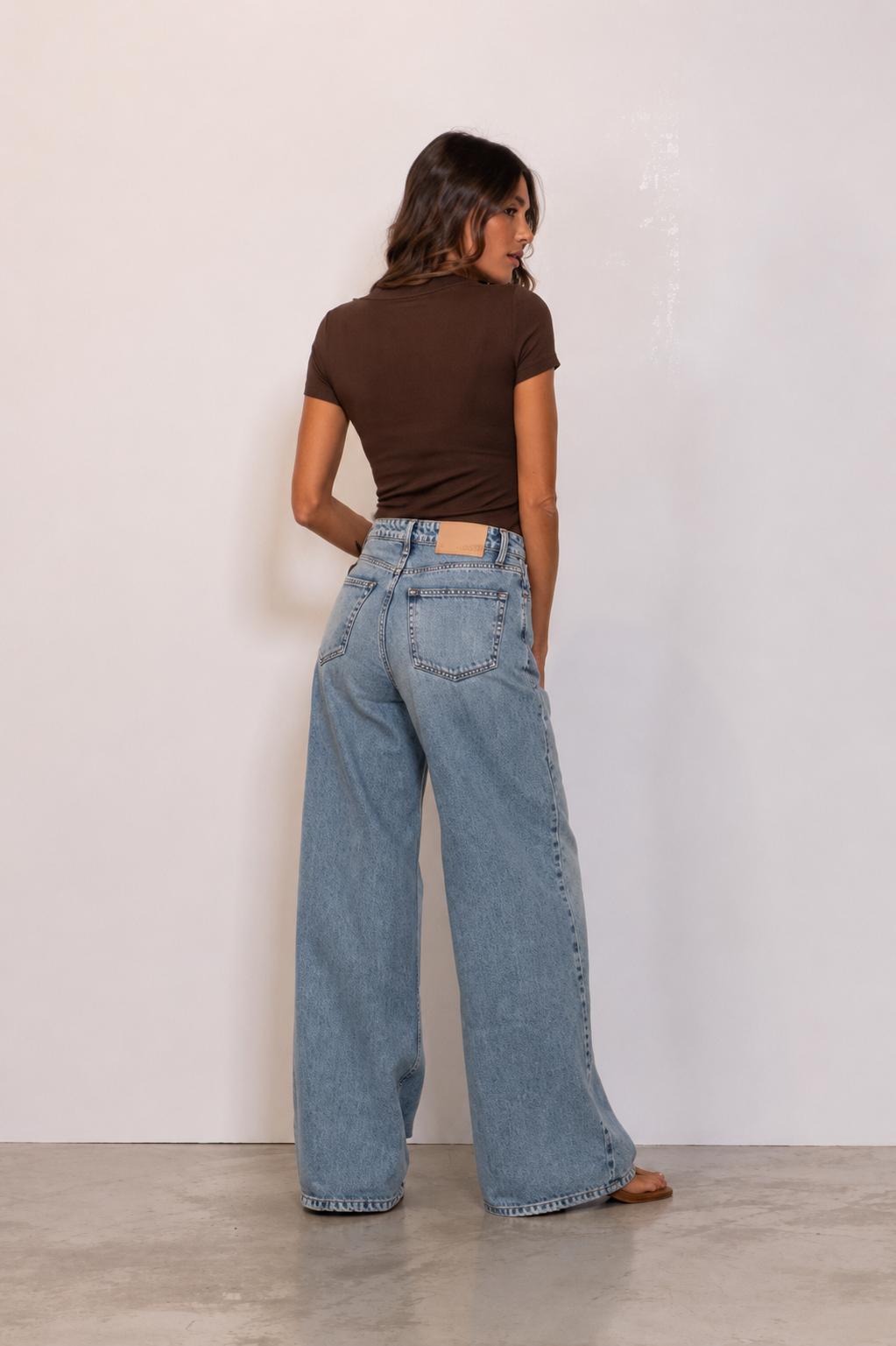 T-shirt Scollo V Con Bottoncini A Maniche Corte A Costine