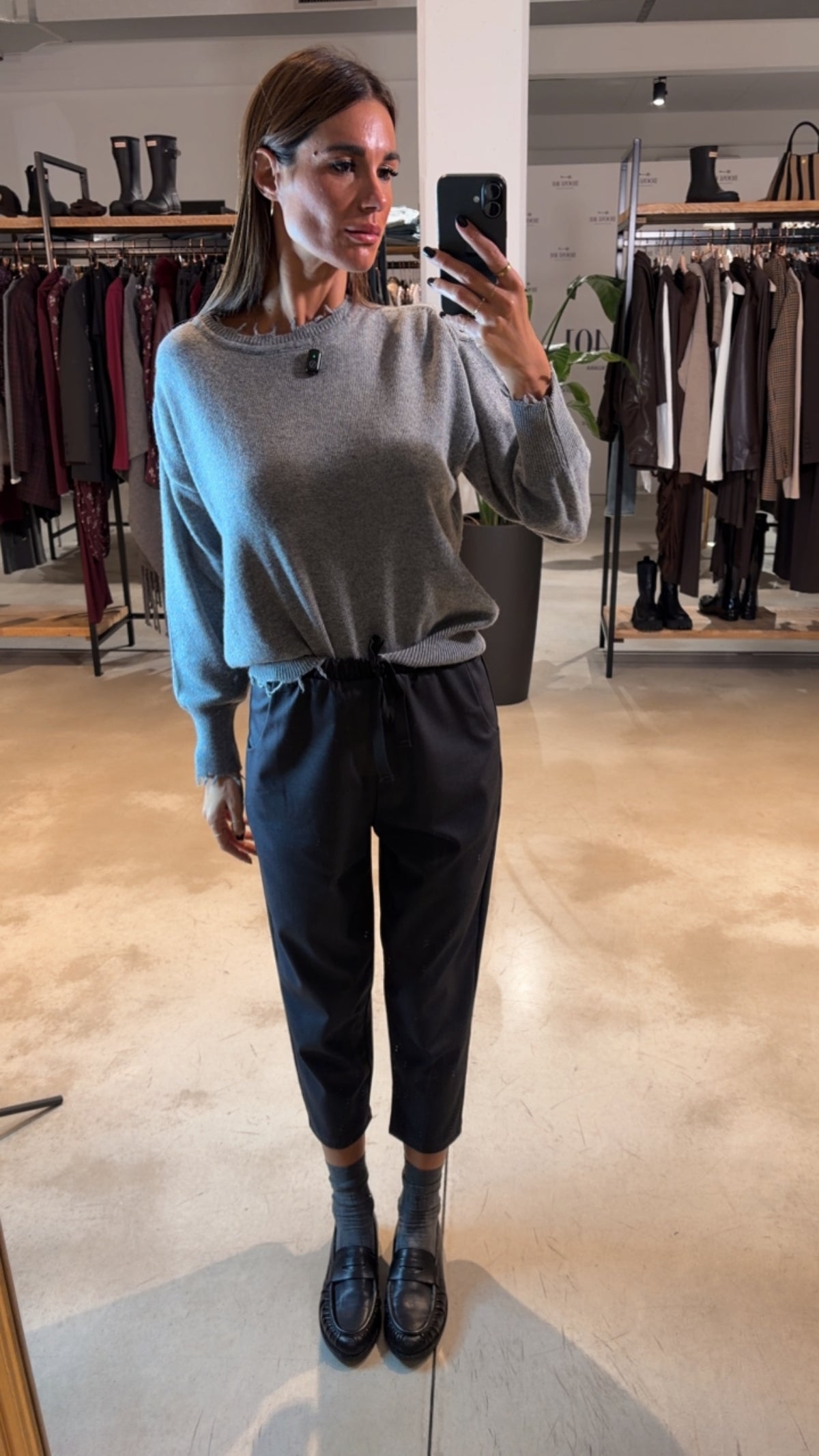 Pull girocollo con rotture
