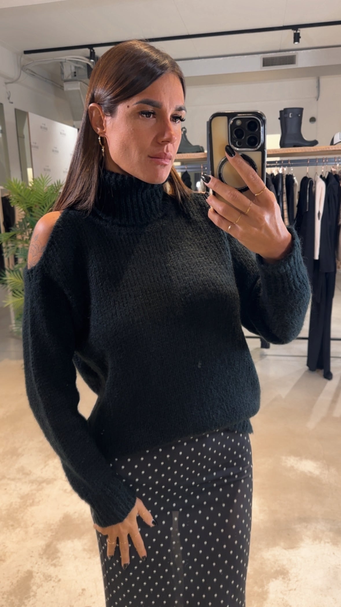 Dolcevita Fori Spalle Con Spilla