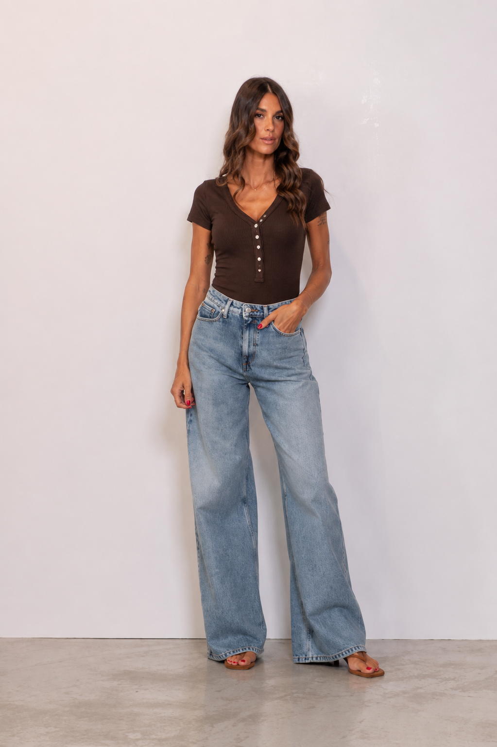 T-shirt Scollo V Con Bottoncini A Maniche Corte A Costine