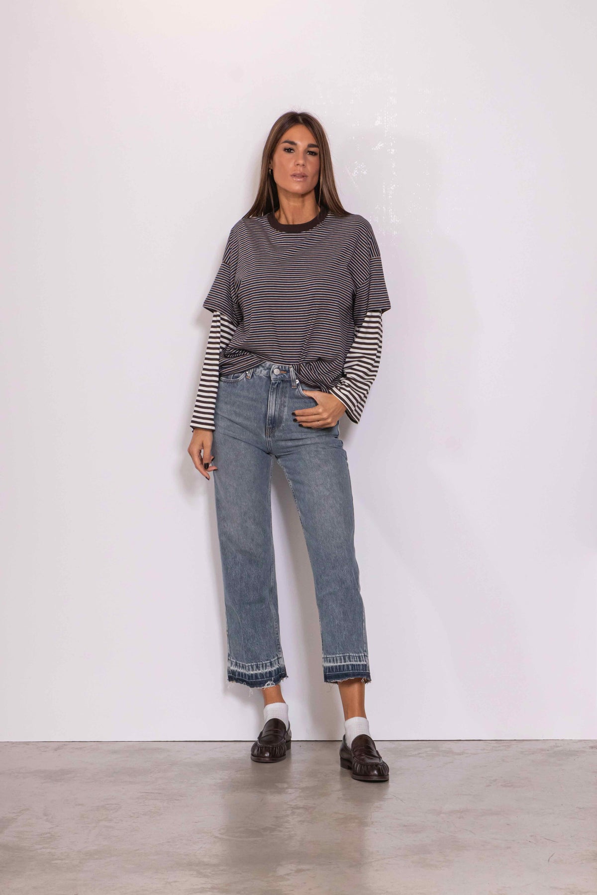 T-Shirt Over effetto sovrapposto a righe blu/marrone