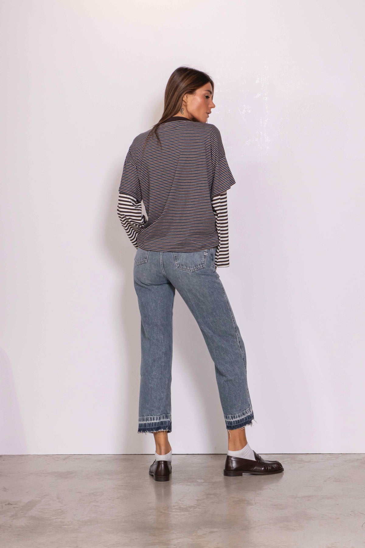 T-Shirt Over effetto sovrapposto a righe blu/marrone