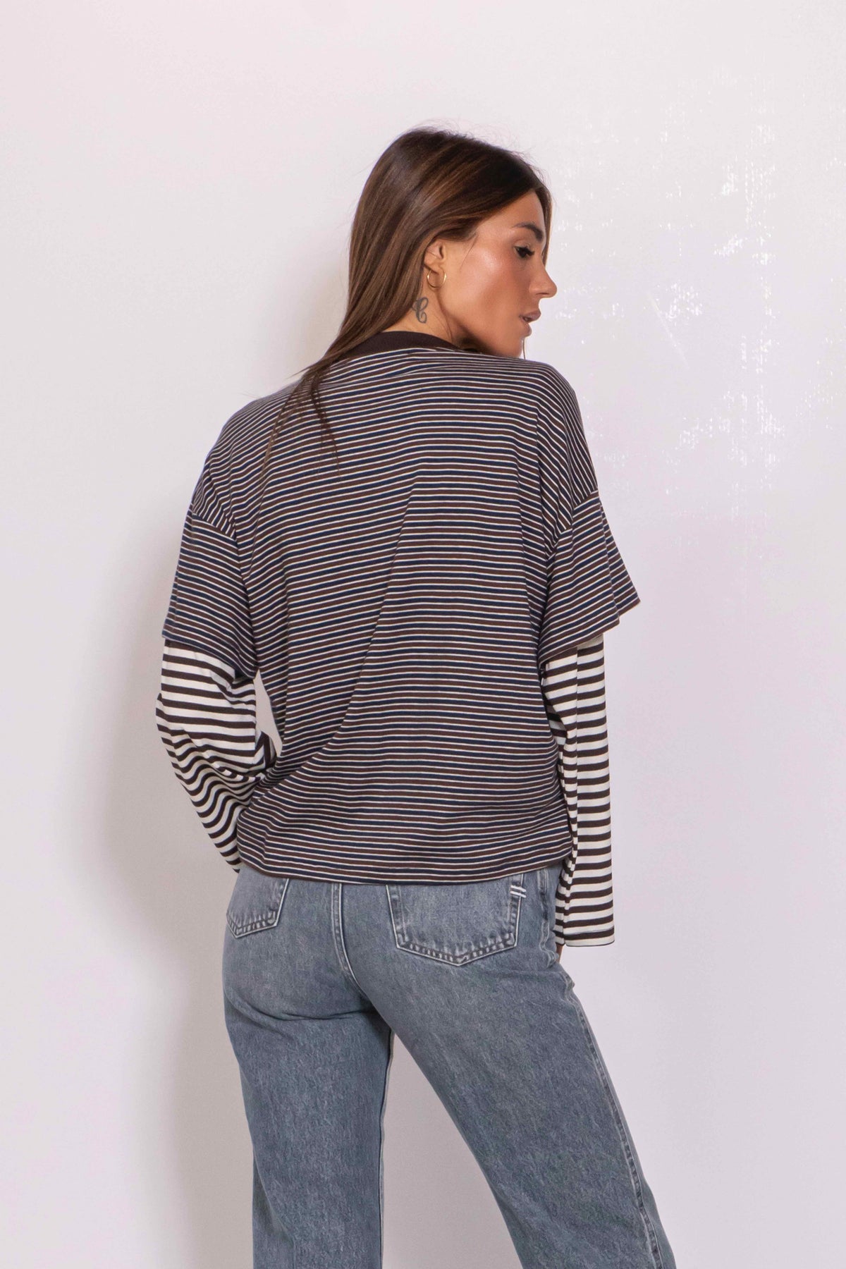 T-Shirt Over effetto sovrapposto a righe blu/marrone