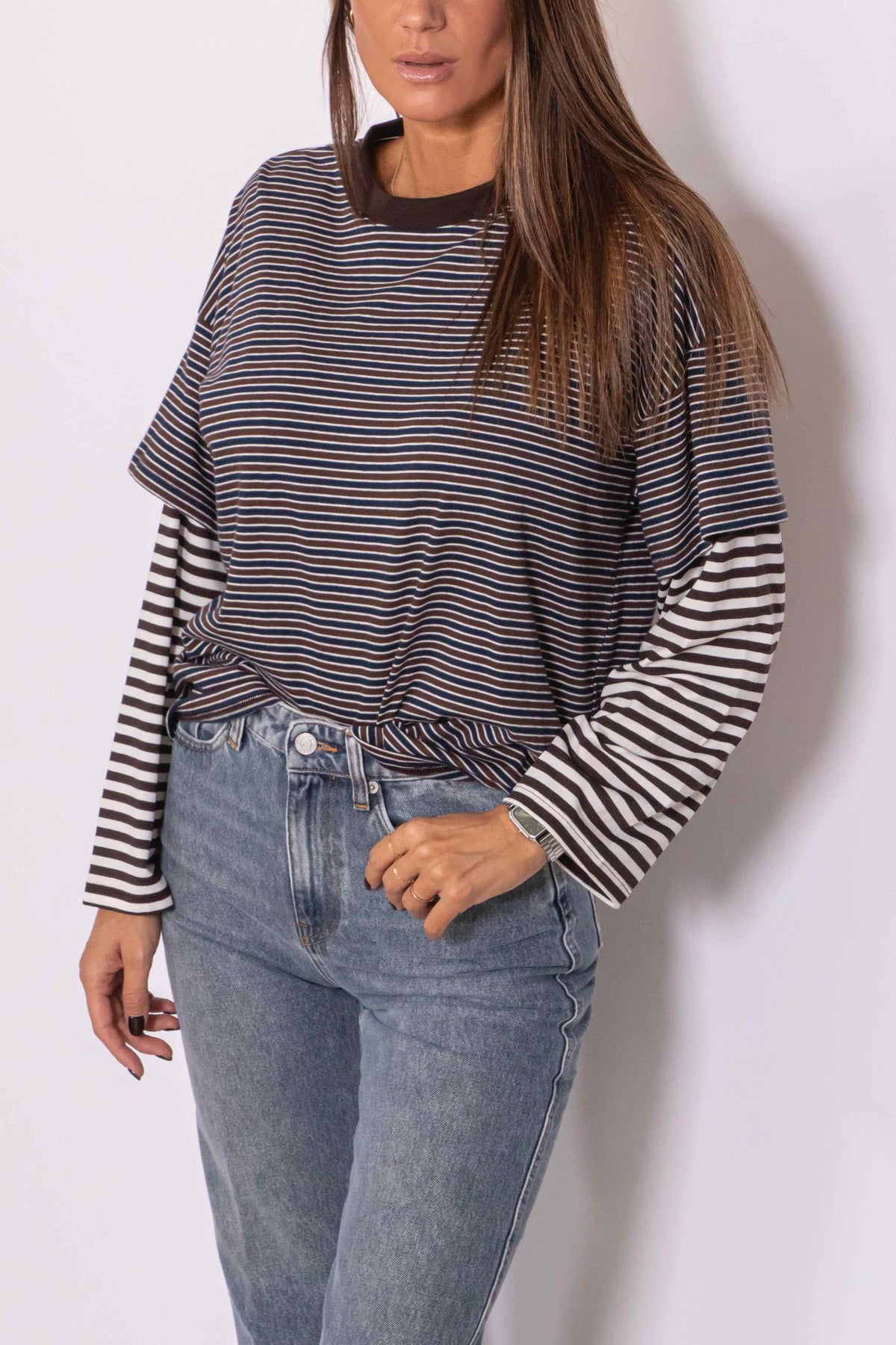 T-Shirt Over effetto sovrapposto a righe blu/marrone