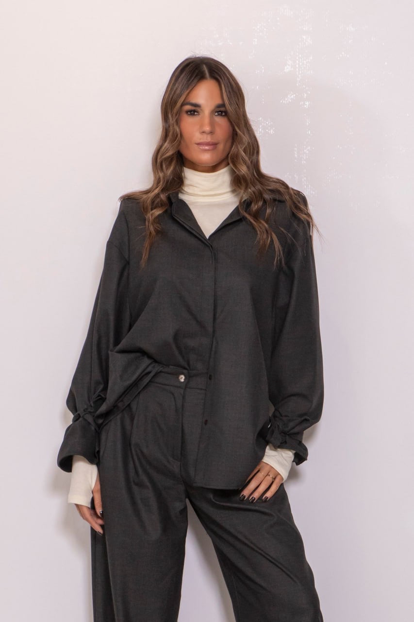 Camicia oversize con laccetti sulle maniche