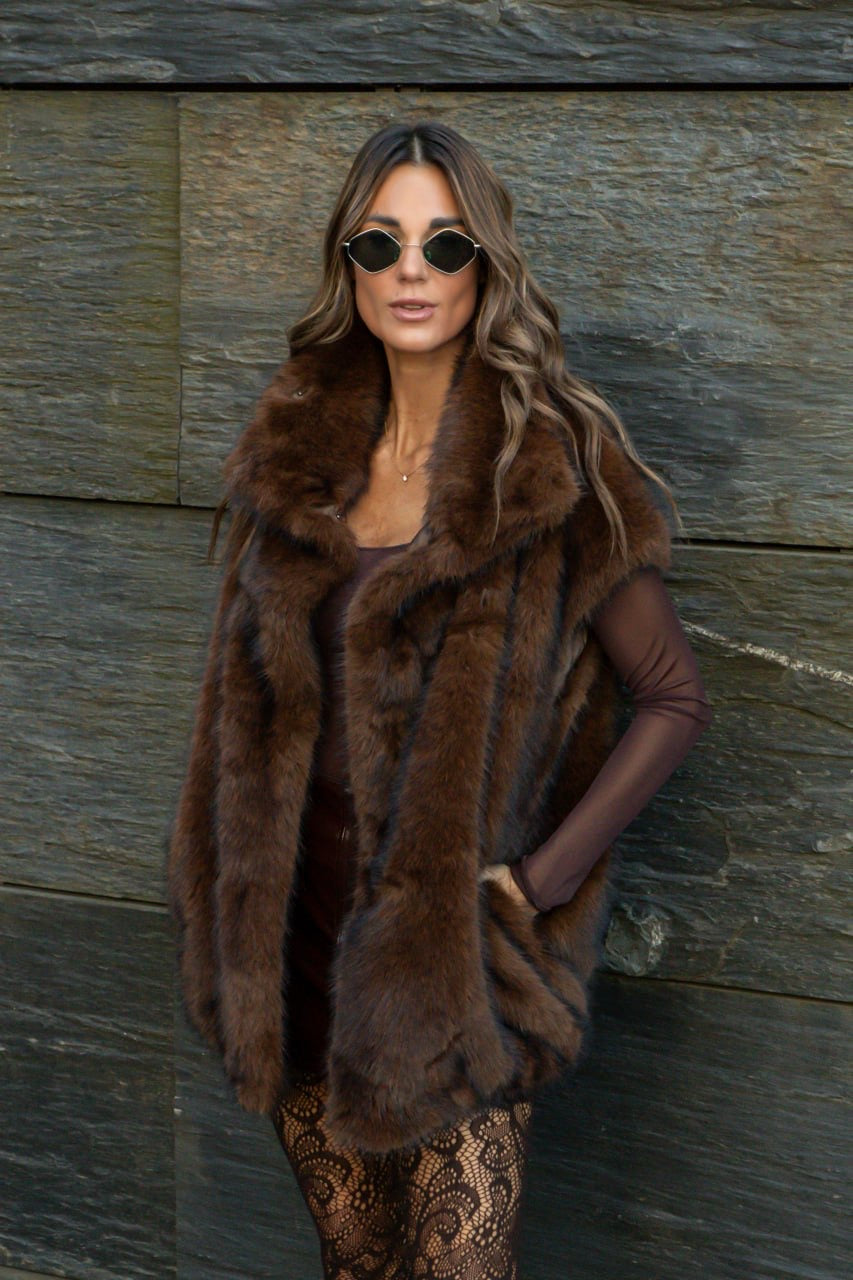 Gilet smanicato in ecopelliccia marrone