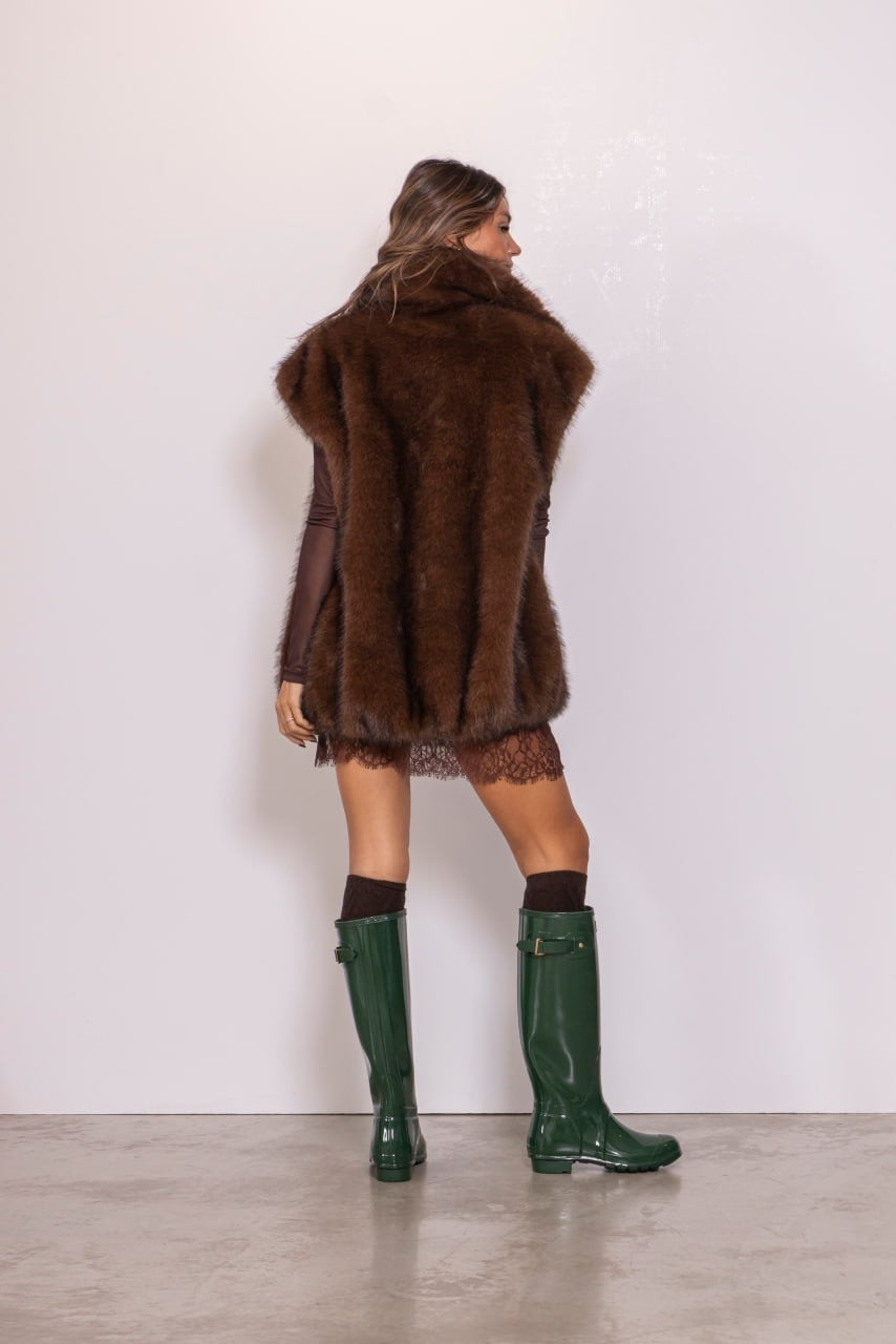Gilet smanicato in ecopelliccia marrone