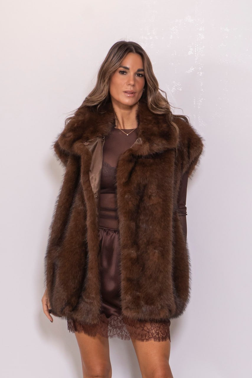 Gilet smanicato in ecopelliccia marrone