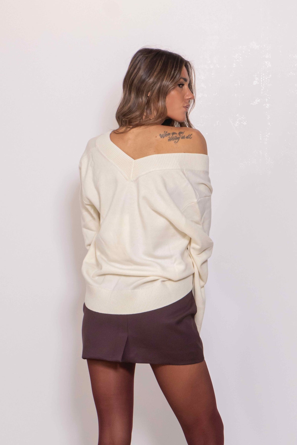 Maglione con scollo a V e orli a costine