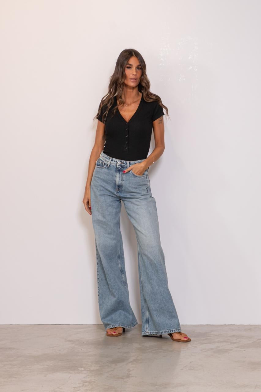 T-shirt Scollo V Con Bottoncini A Maniche Corte A Costine