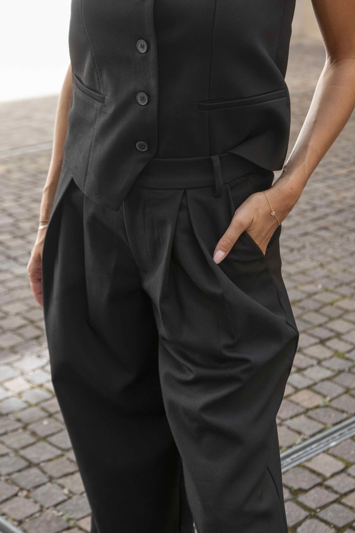 Pantalone A Vita Alta Con Pinces Nero