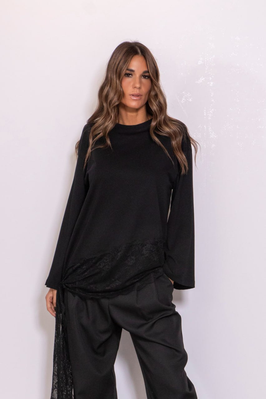 T-shirt con orlo in pizzo e nodo laterale