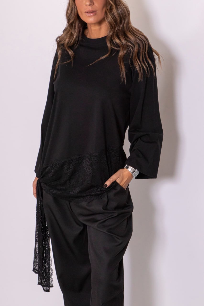 T-shirt con orlo in pizzo e nodo laterale