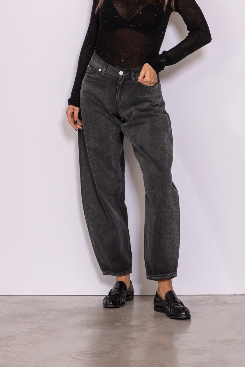 Nanci mid barrel black leopard