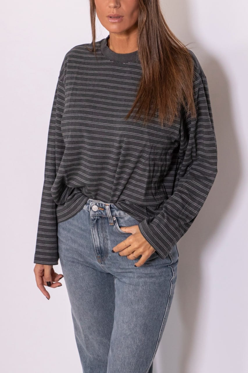 T-shirt over a righe grigia