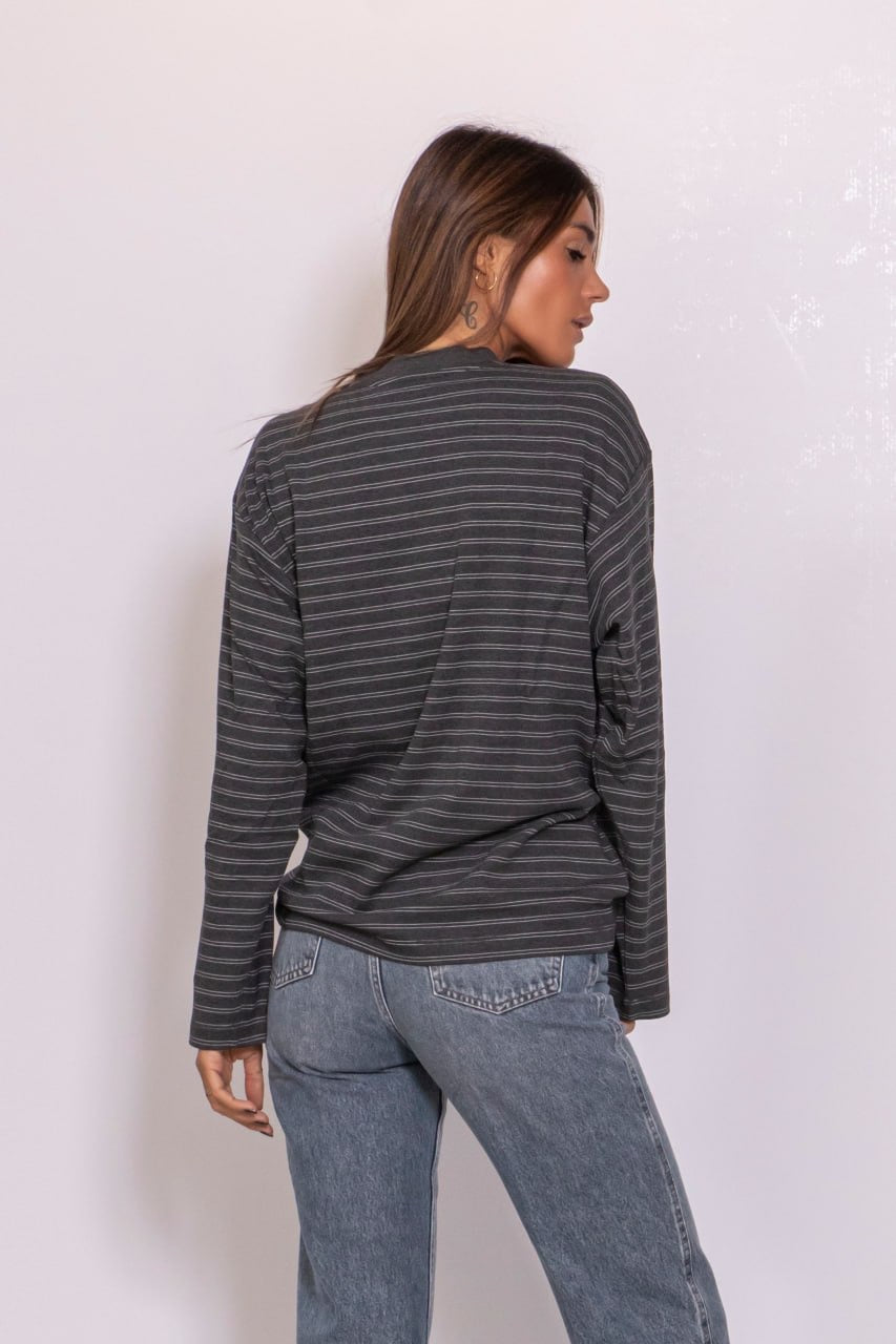 T-shirt over a righe grigia