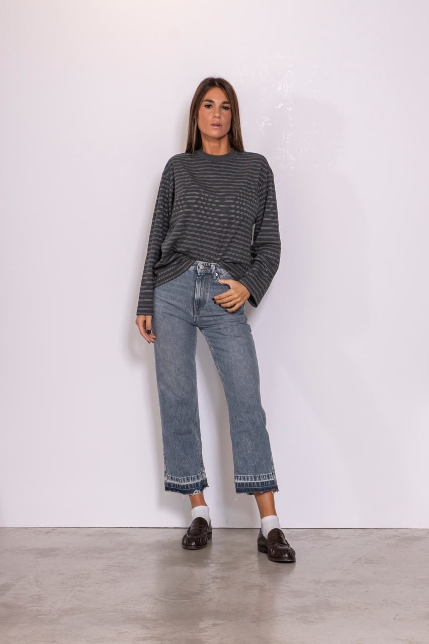 T-shirt over a righe grigia